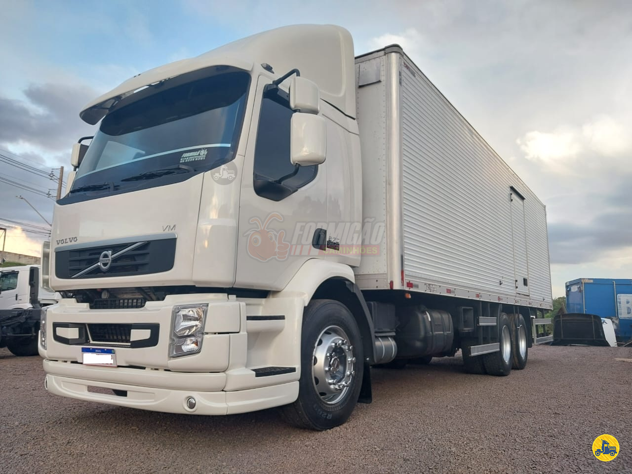 CAMINHAO VOLVO VOLVO VM 270 Baú Furgão Truck 6x2 Formigão Caminhões CASCAVEL PARANÁ PR